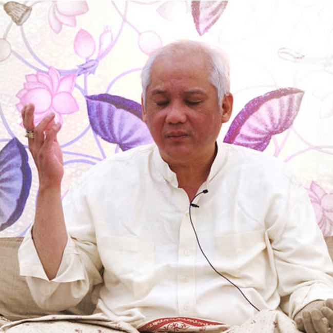 Grand Master Choa Kok Sui with hand raised